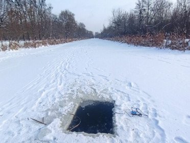 ополонка у річковому каналі