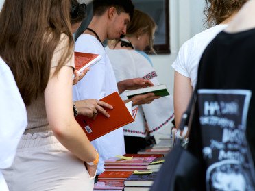 Люди дивляться книги.
