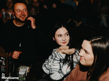 люди сидять за столом