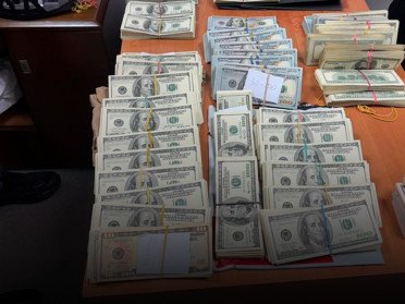 розкладені на столі долари