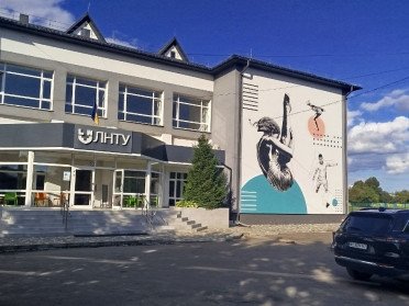 зображення спортсменів на білій стіні