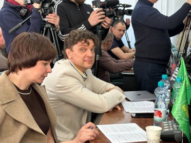 депутат у залі засідань міської ради