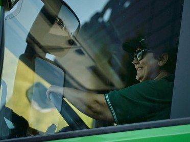 жінка за кермом вантажівки