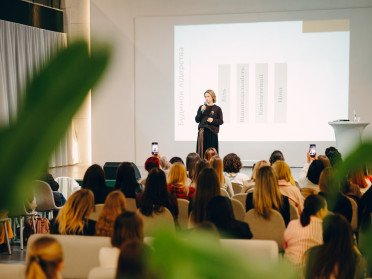 жінка на сцені