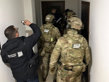 працівники ДБР у коридорі