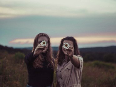 Дві жінки з ромашками