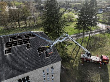 Негода на Волині пошкодила зупинку громадського транспорту. наслідки негоди.