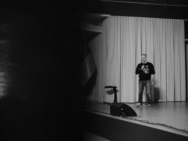 людина на сцені