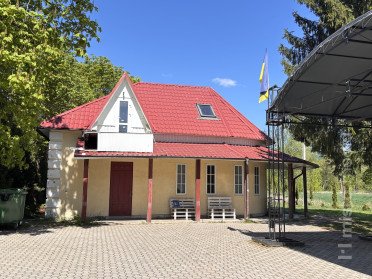 жовта будівля з червоним дахом