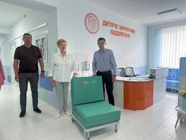 У волинській дитячій лікарні з’явились 73 ліжка-трансформери для батьків