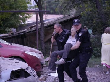 рятувальники виносять постраждалих