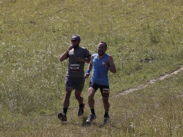 люди біжать