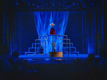 Луцький театр «Гармидер» оприлюднив афішу на липень. актори на сцені
