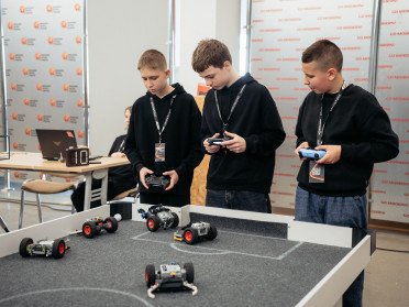 Учасники керують роботами під час футбольного матчу на Modern Robo Fest