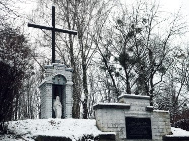 Пам’ятник «Розстріляним дівчатам» Шталюппен Потебні Луцьк Сніг Остарбайтер