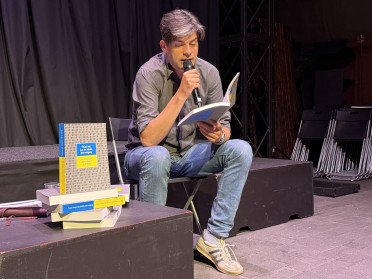 Ришард Купідура читає уривок з книги.