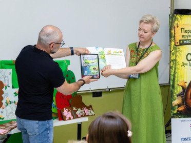 люди на презентації книги