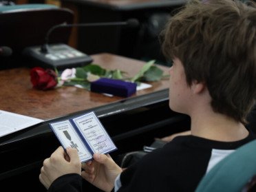 хлопець тримає нагородну книжечку