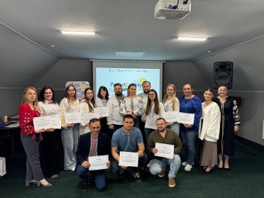 Учасники навчання. люди з сертифікатами в руках