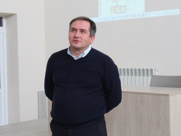 чоловік стоїть в аудиторії