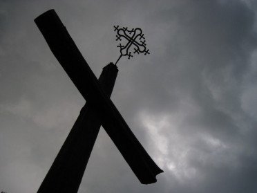 У Польщі дозволили пошук поховання українців у селі Ласків. хрест