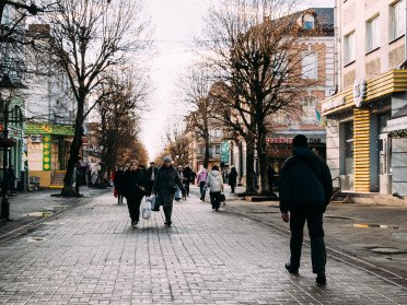 Люди йдуть на вул. Лесі Українки у Луцьку.