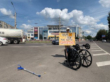 Військовий виходить на вулиці Луцька, щоб встановлювали пандуси