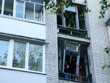 вибиті вікна у будинку