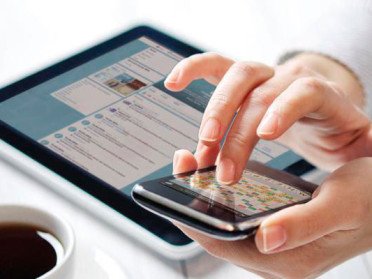 планшет смартфон в руках