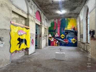 Виставка всередині «Будинку офіцерів».