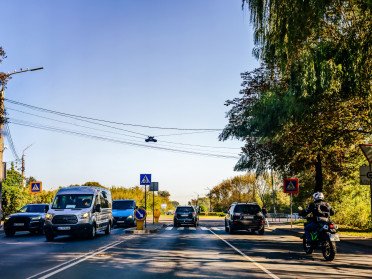 автомобілі на дорозі
