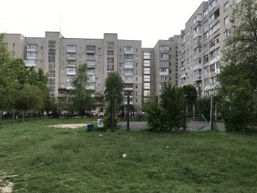 асфальтований футбольний майданчик у дворі