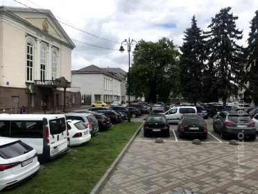 автомобілі на парковці