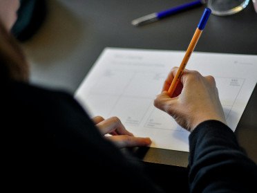 людина пише