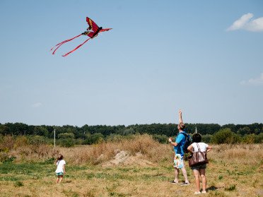 люди запускають повітряного змія у формі метелика
