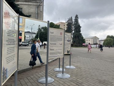 У центрі Луцька встановили дзеркало для фото