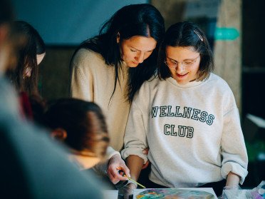 підліток з наставником малюють
