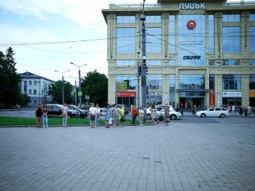 люди зупинились на хвилину мовчання