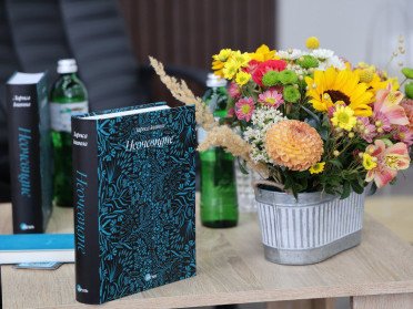 Книга на столі