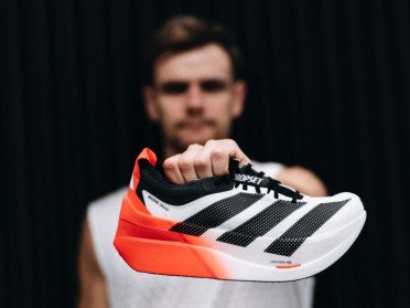 людина тримає кросівок в руках