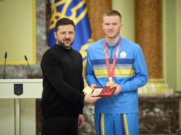 Дмитро Суярко під час вручення нагороди.
