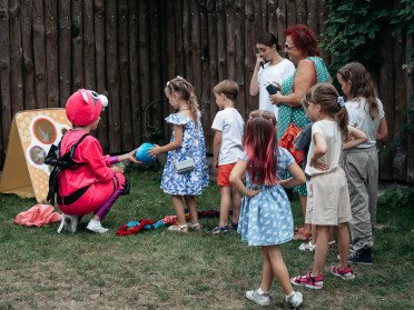 діти і аніматор