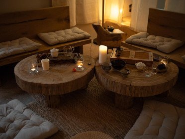 чашки стіл дивани