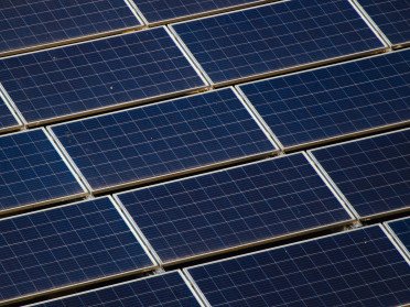 Ряд сонячних панелей.