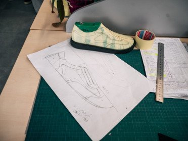 Взуття та ескіз на столі