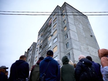 люди біля будинку