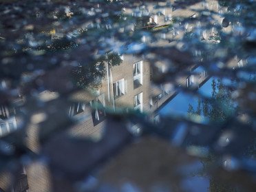 Уламки скла із вікон житлового будинку