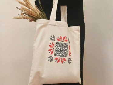 Білий шопер з QR-кодом з вишивкою.