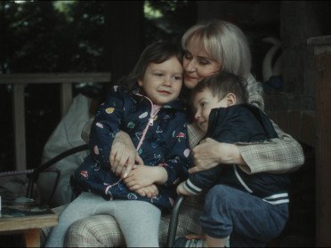 жінка обіймає двох дітей