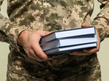Військовий з книгами